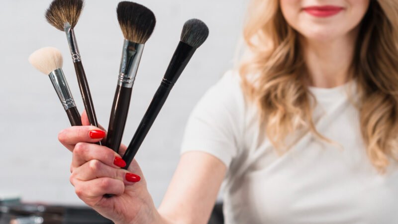Como escolher pincéis e acessórios para uma maquiagem perfeita