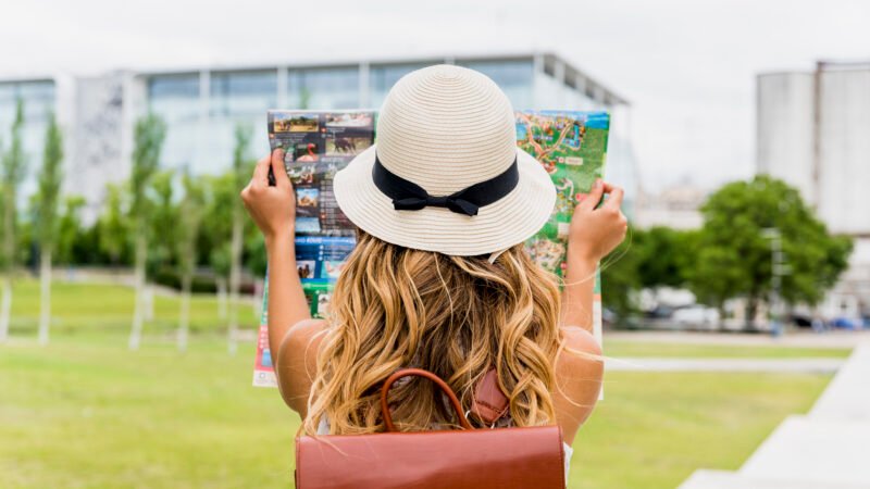 Como o turismo influencia a procura por serviços de companhia nas grandes cidades