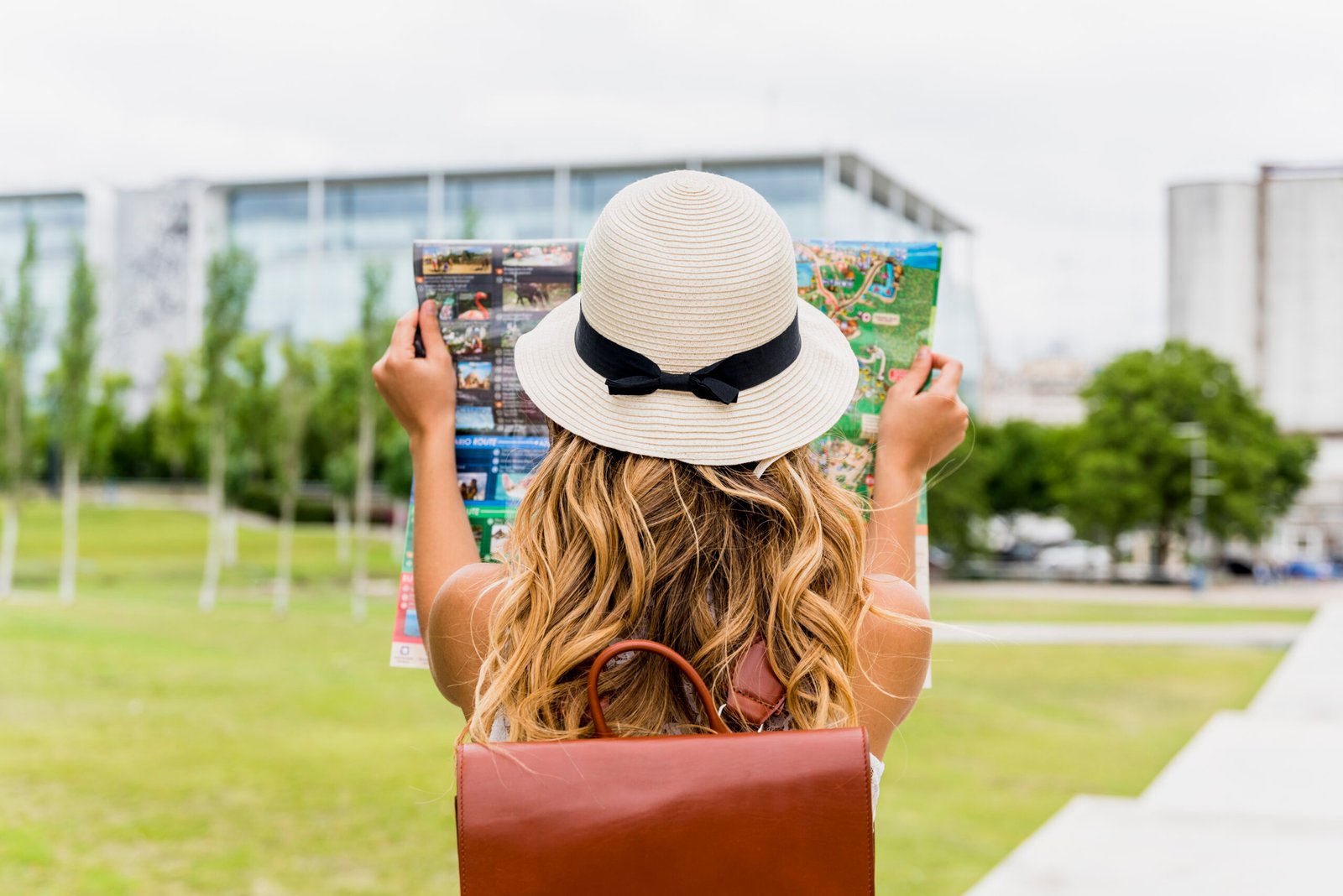Como o turismo influencia a procura por serviços de companhia nas grandes cidades